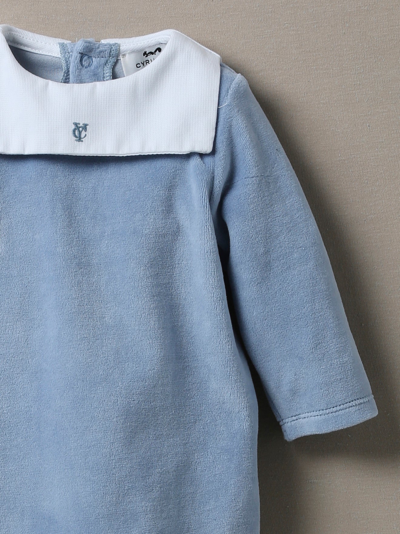 Dors-bien Bébé en velours avec plastron