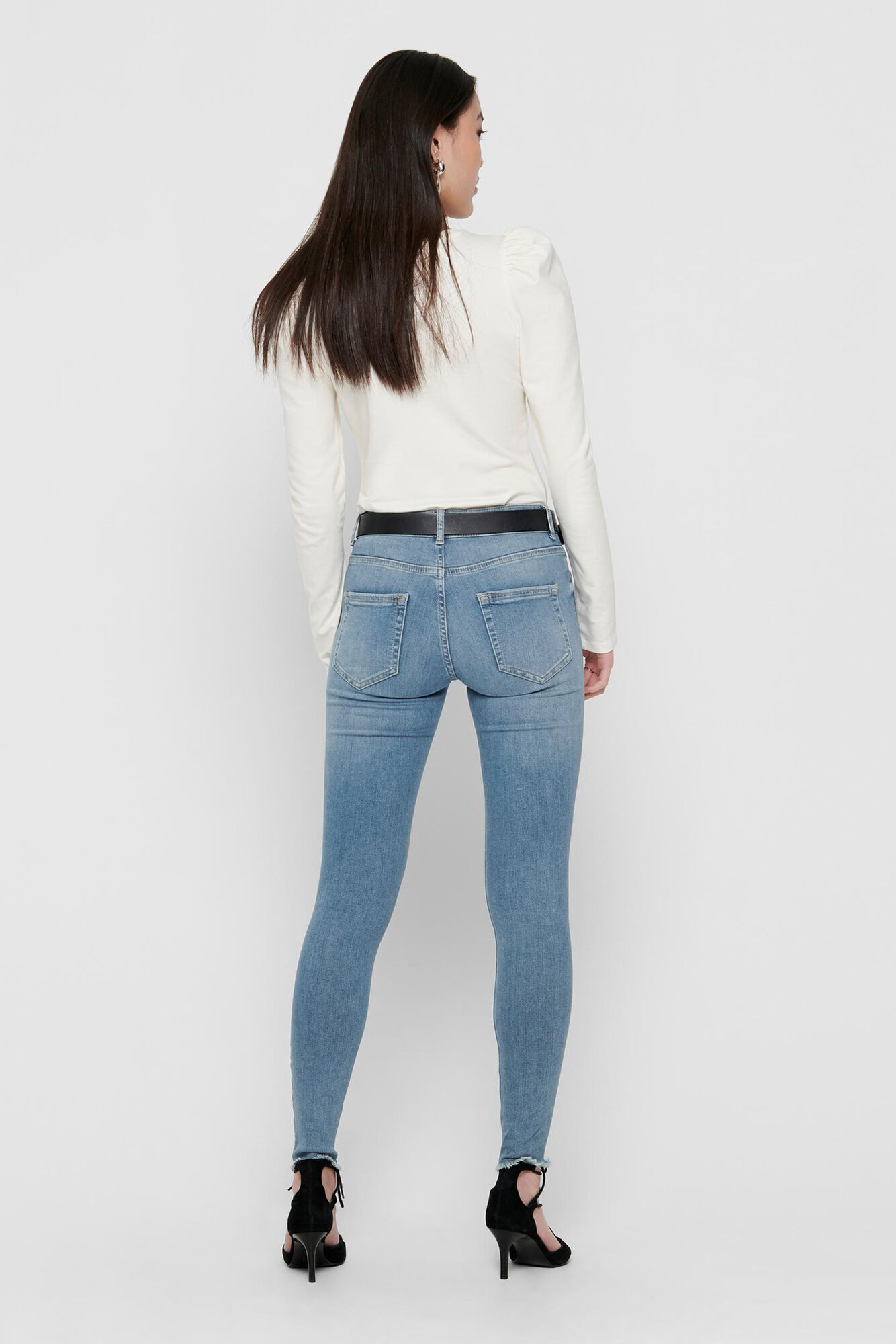 Calça jeans skinny na altura do tornozelo