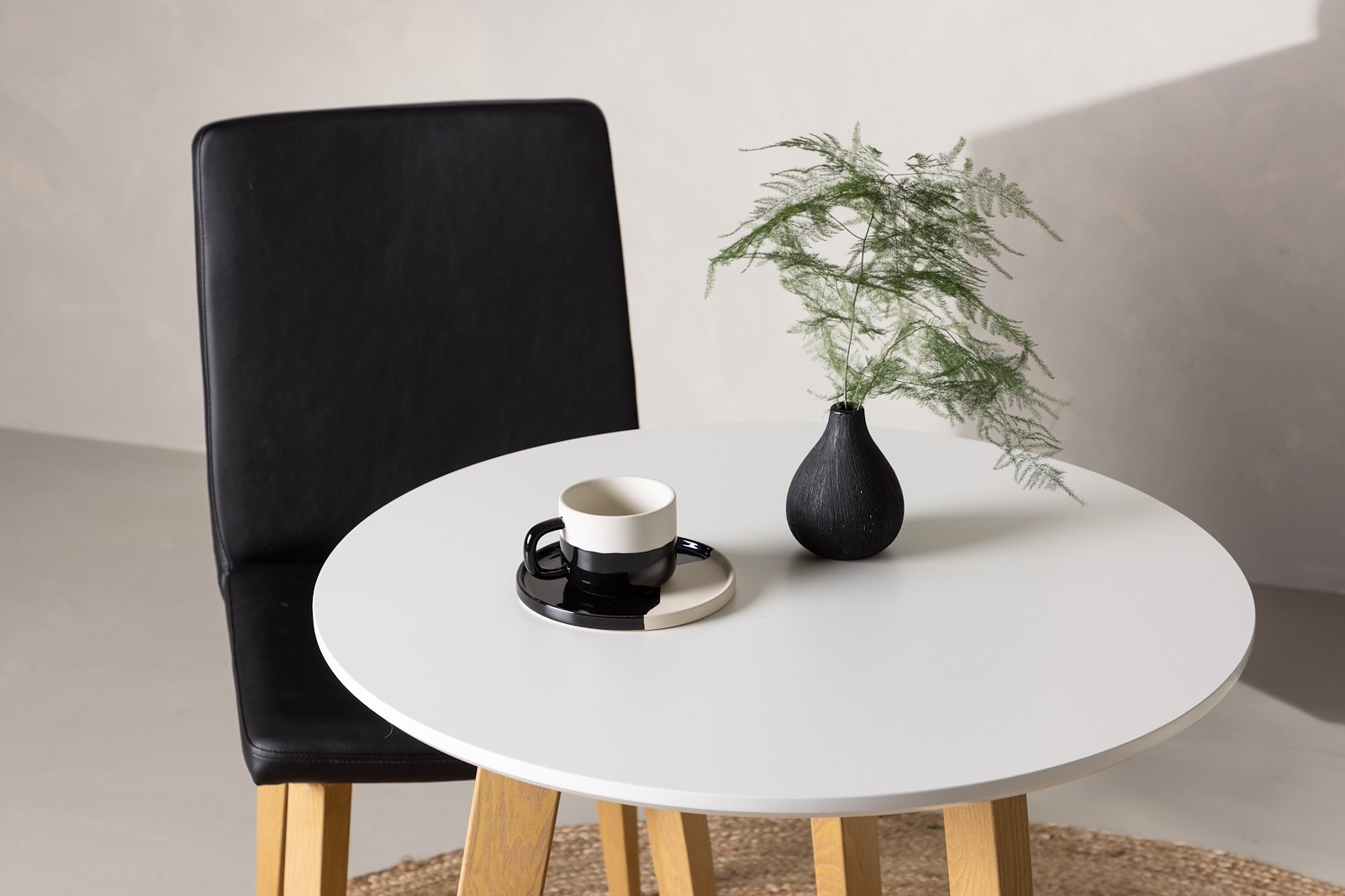 Leonora rundt spisebord Ø65 cm. Hvit rundt spisebord med eikeben.