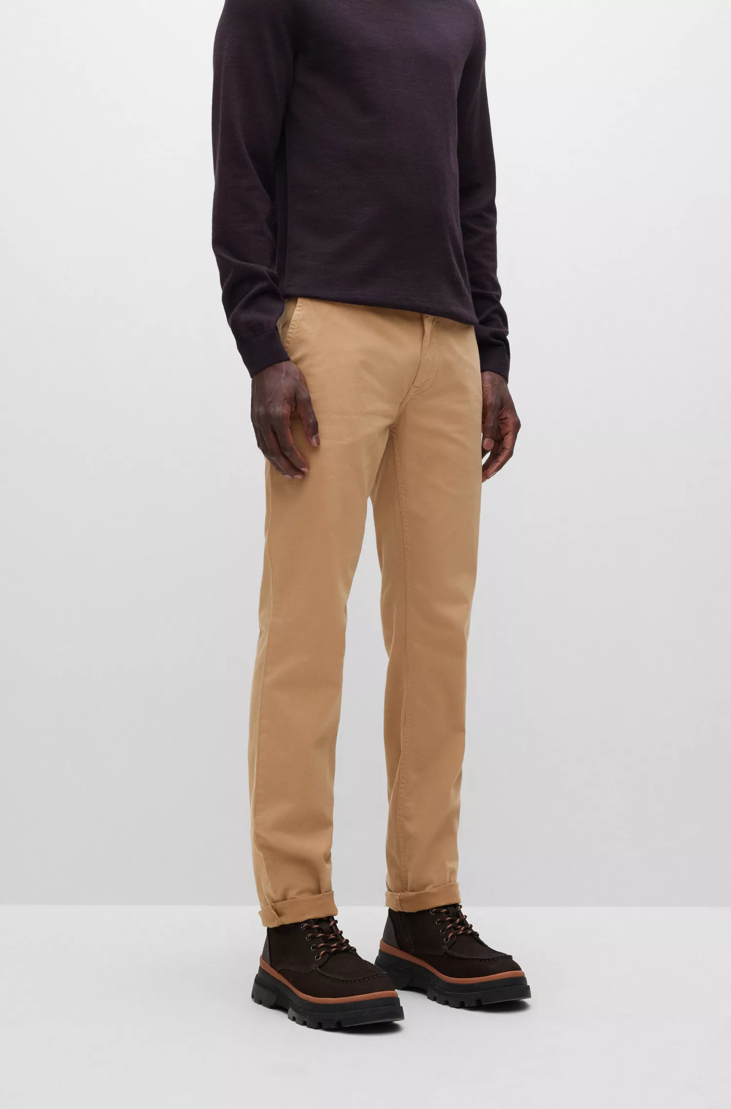 Calça BOSS laranja, corte slim, em cetim de algodão elástico.