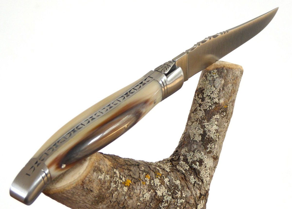 Couteau Laguiole bombé avec un manche en Corne blonde et mitres inox