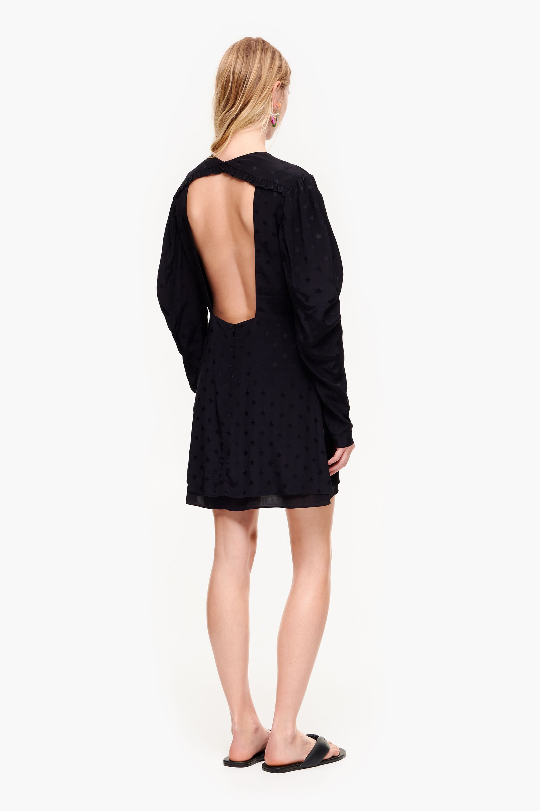 vestido curto e fluido preto jacquard