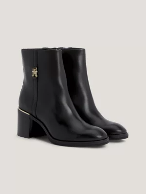 Botas de salto médio em couro com detalhes em metal