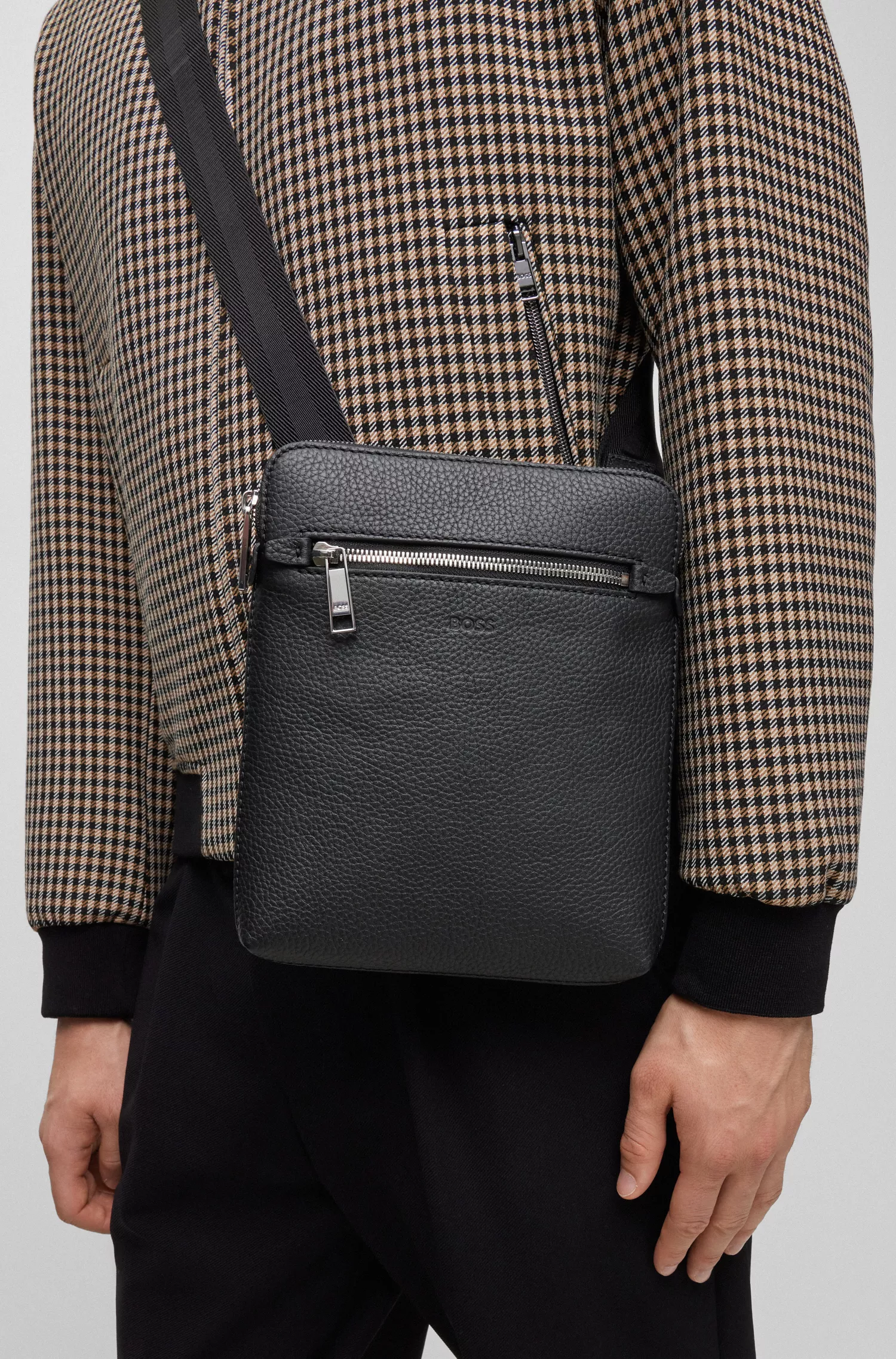 Bolsa BOSS Black-Envelope em couro italiano com logotipo em relevo.