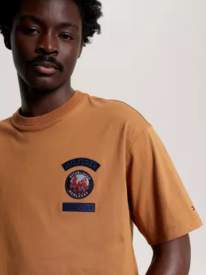 Camiseta de malha com vários logotipos e modelagem ajustada.