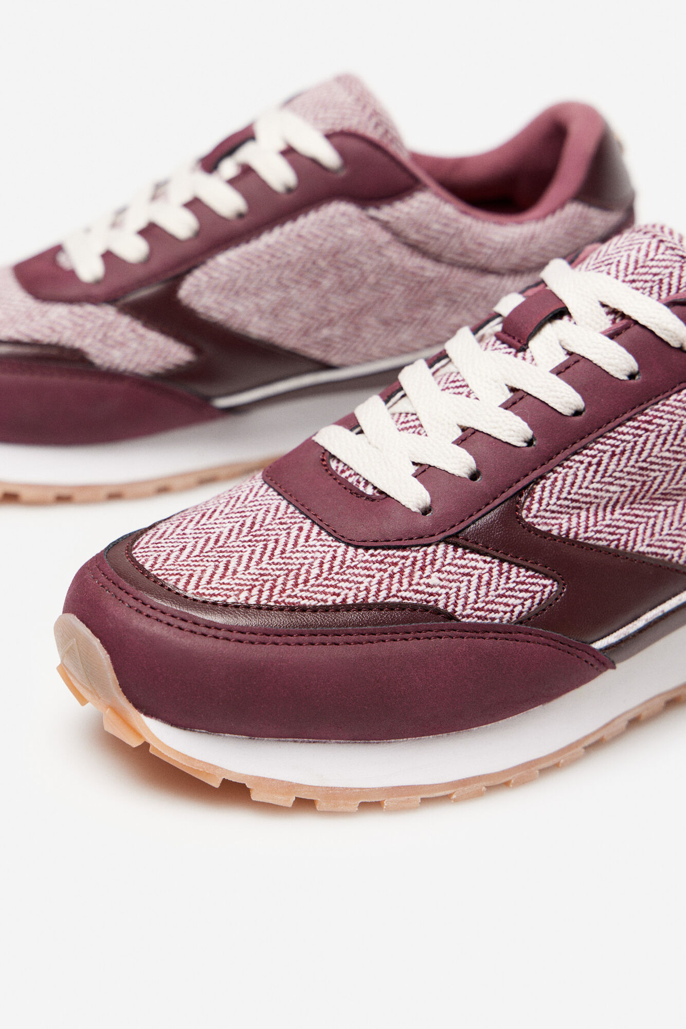 Tênis esportivo de várias peças