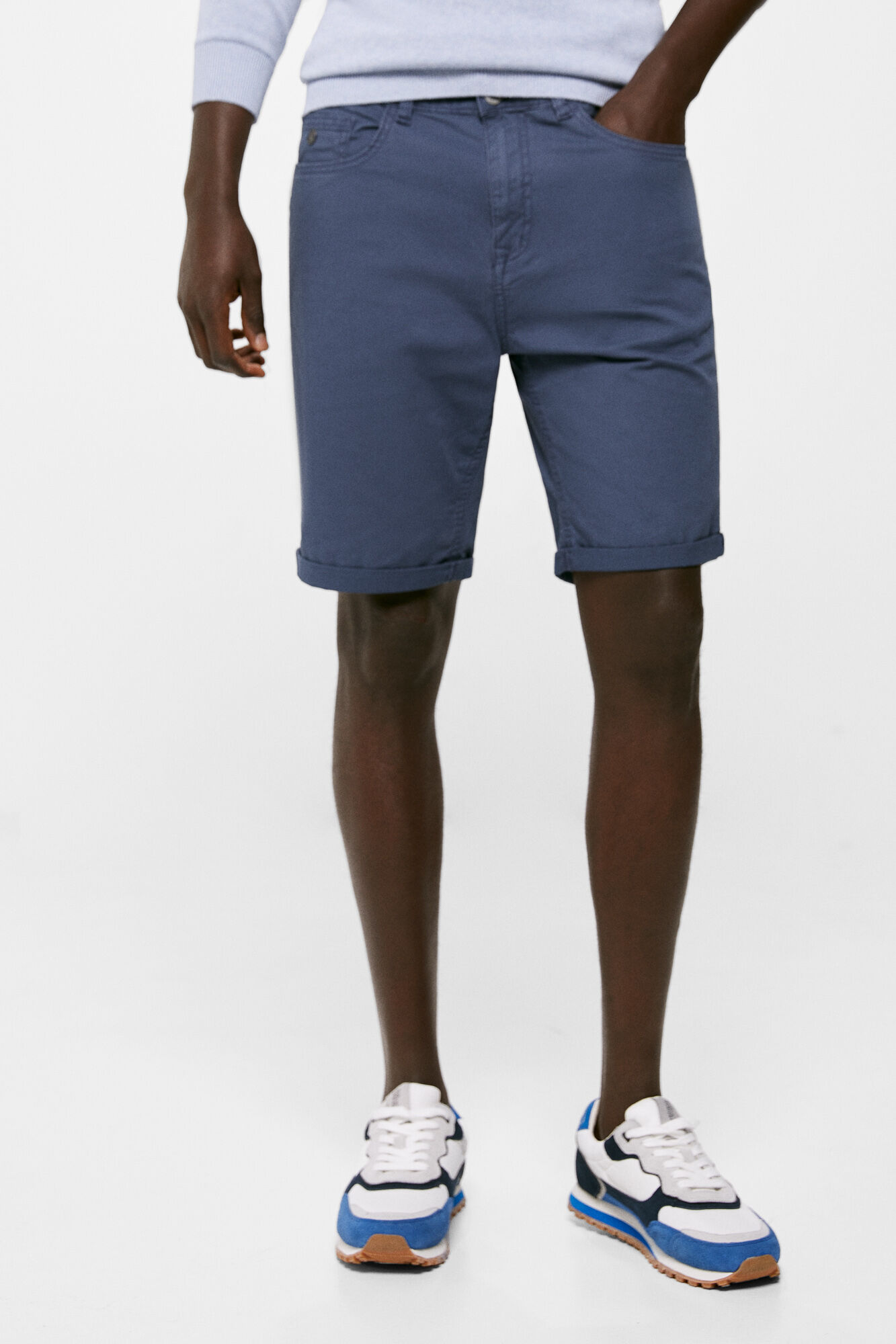 Bermuda leve e ajustada com 5 bolsos, lavagem azul médio