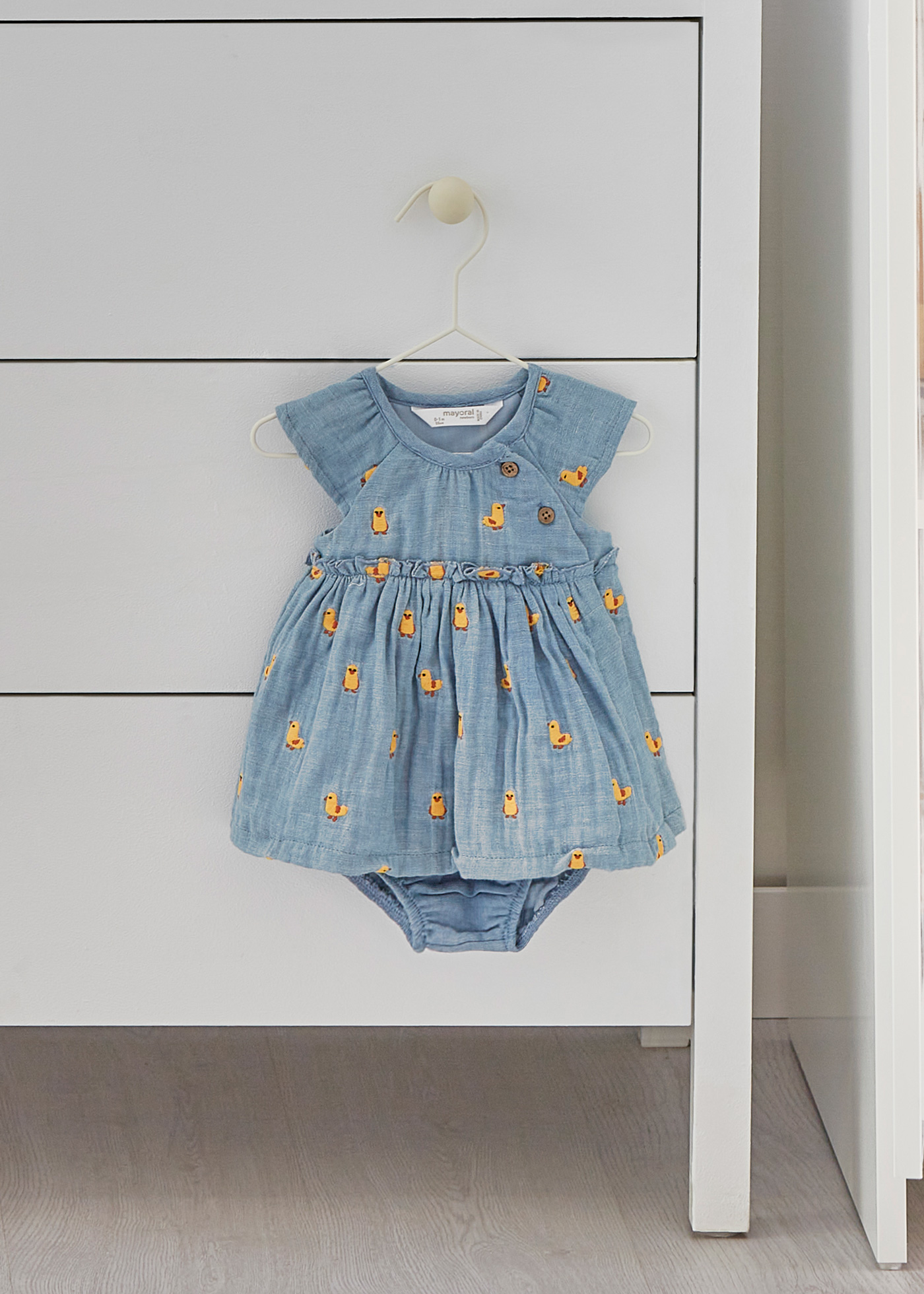 Vestido Jade para recém-nascido da Better Cotton com capa de fralda e faixa de cabelo.