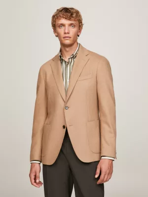 Blazer de flanela com abotoamento simples e corte slim.