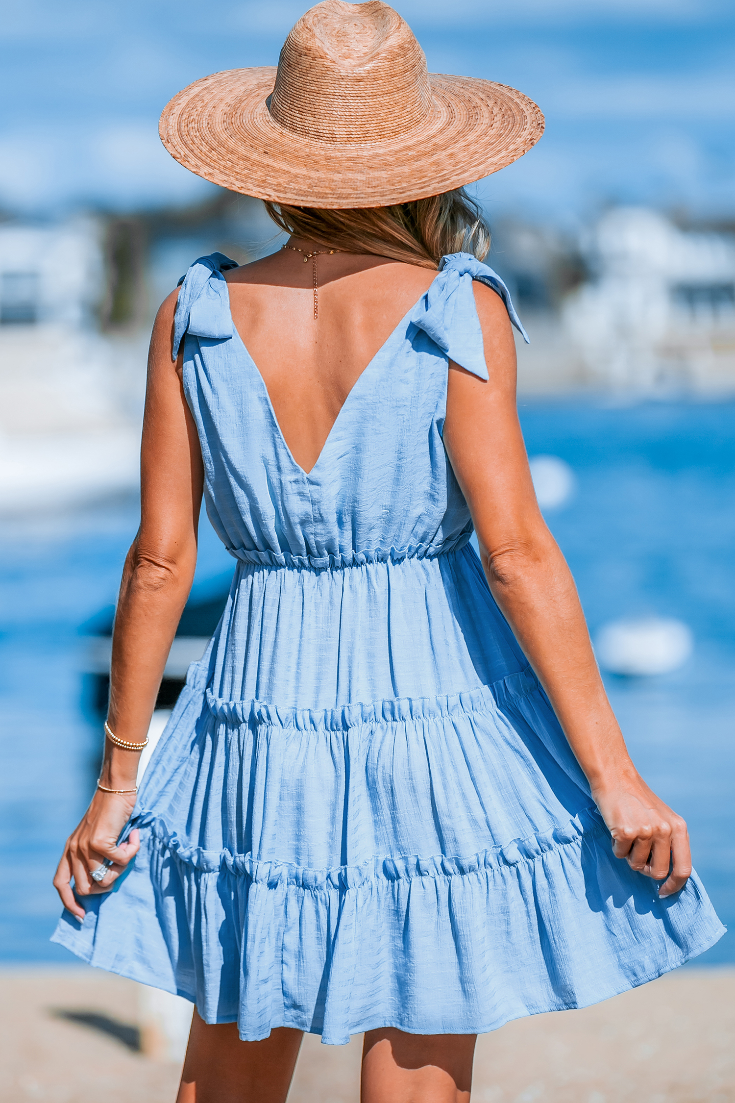 Robe mini à nouer sur les épaules et volants bleu clair