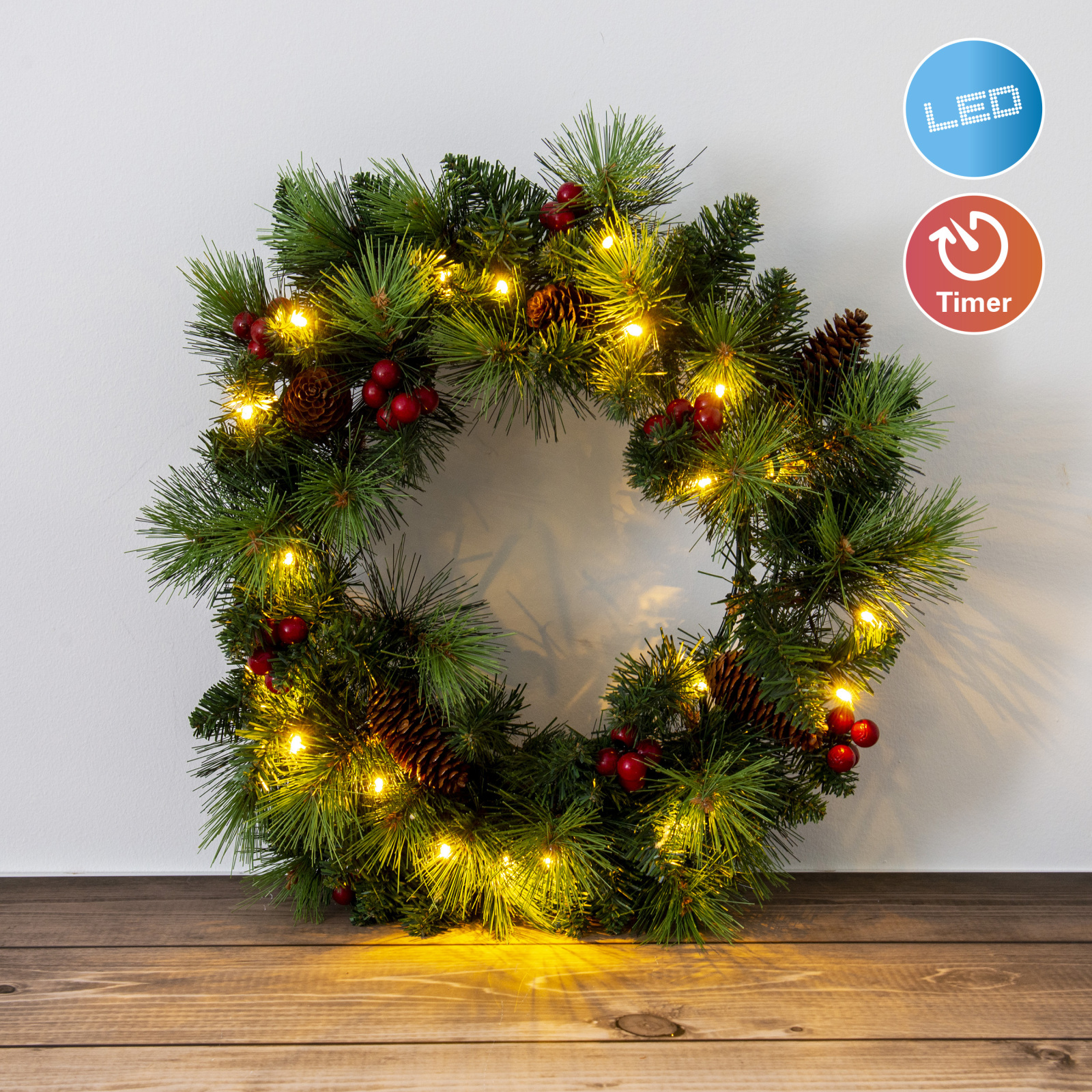 LED-Weihnachtskranz - mit Beeren und Tannenzapfen
