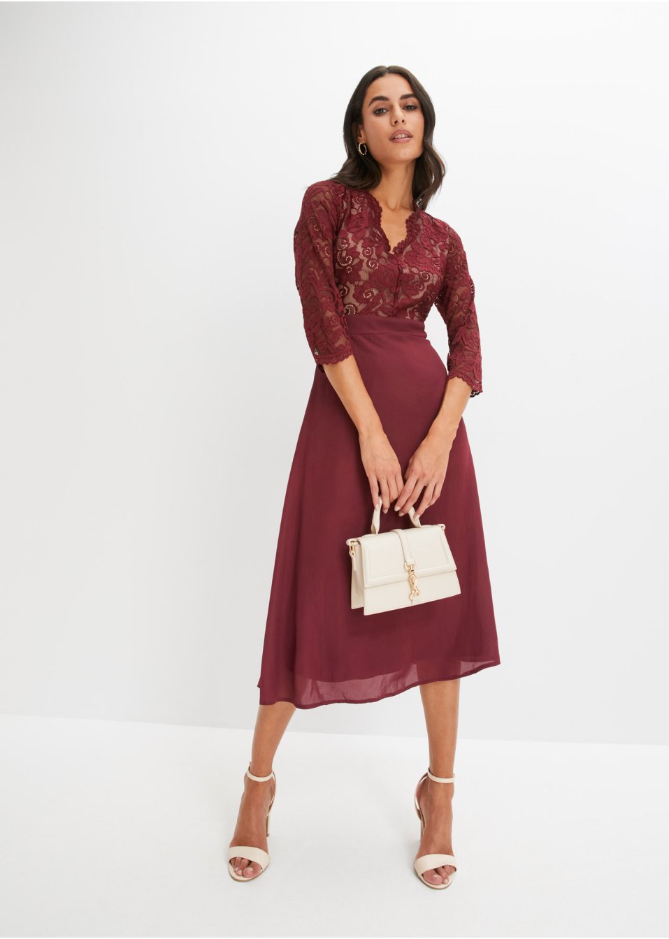 Robe midi en mousseline avec dentelle