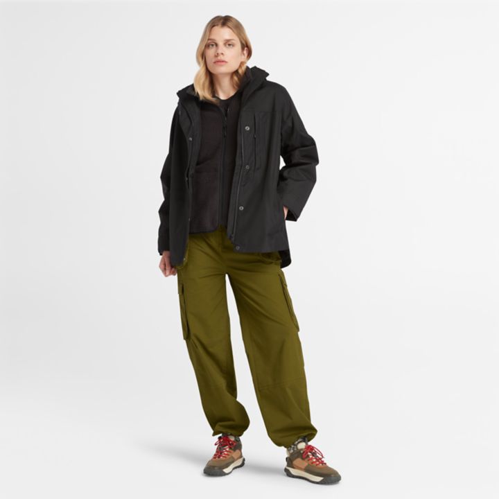 Calça utilitária feminina em tecido plano na cor verde-escura.