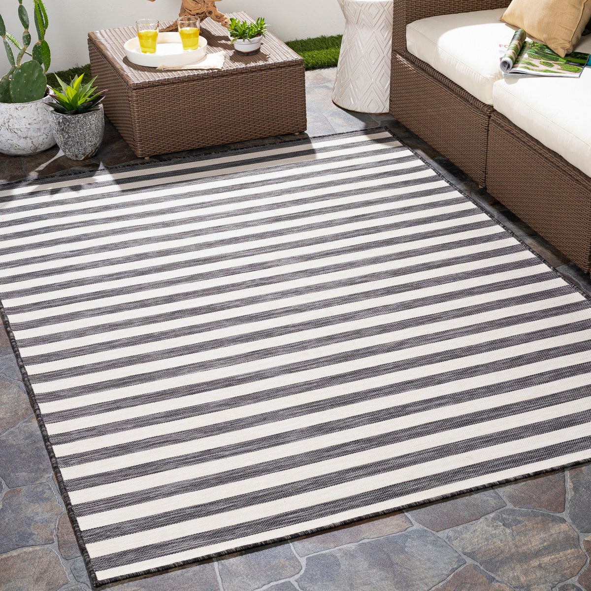 Binnen/buiten gestreept vloerkleed zwart/ivoor 80x150 cm ZAKI