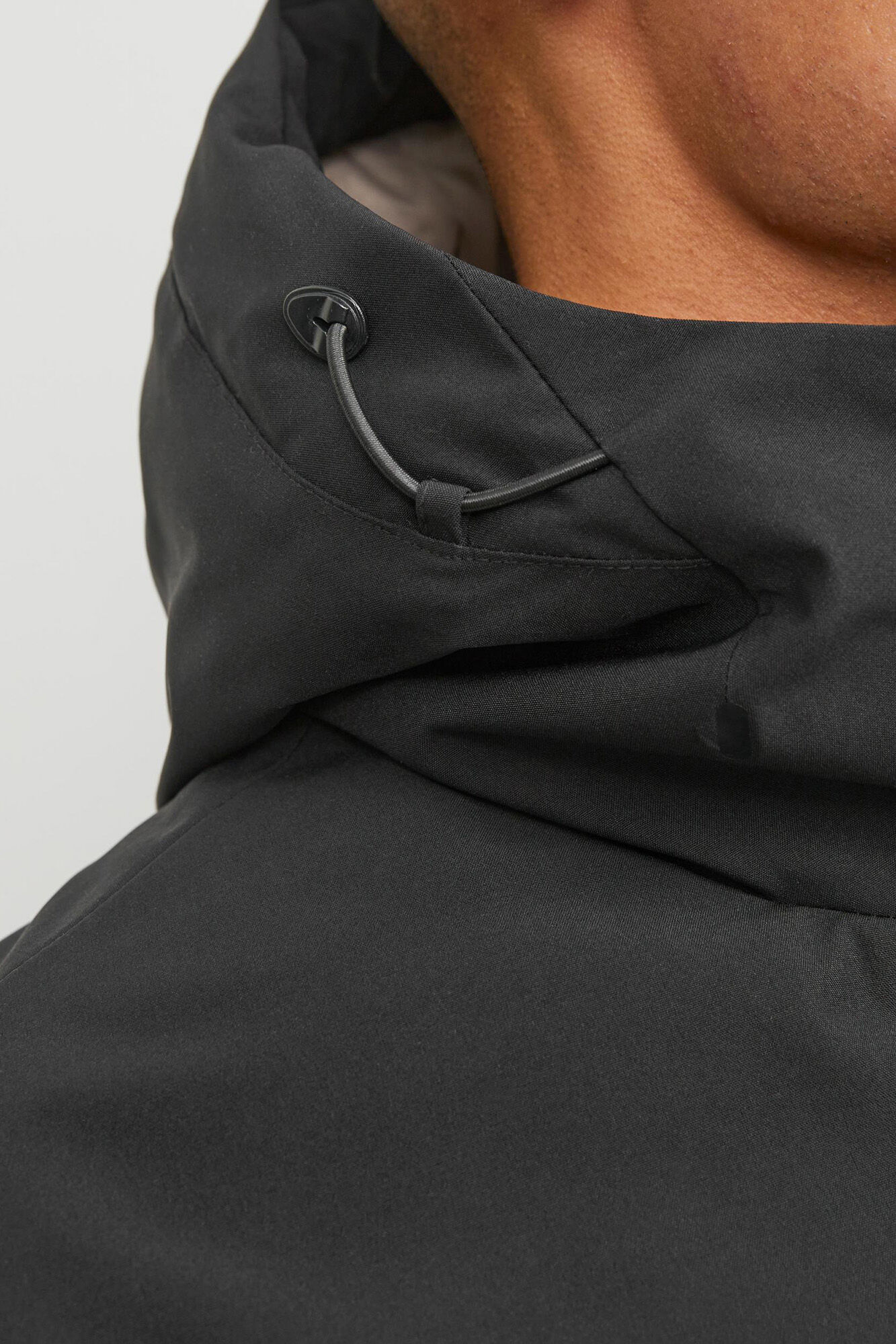 Parka com capuz ajustável