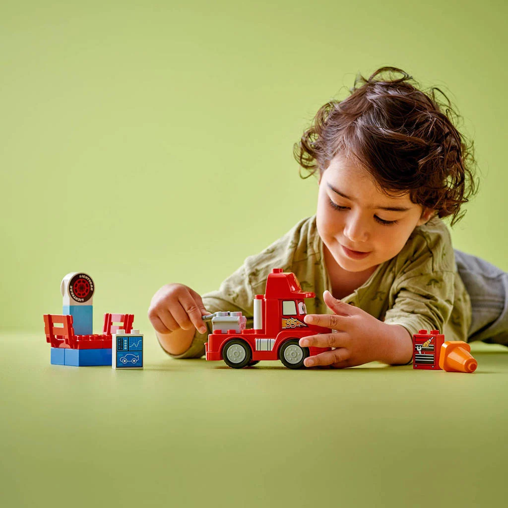 Leuke lego set voor de allerkleinsteDisney en Pixar's Cars Mack bij de race Bouwbaar Auto Speelgoed voor Peuters 10417