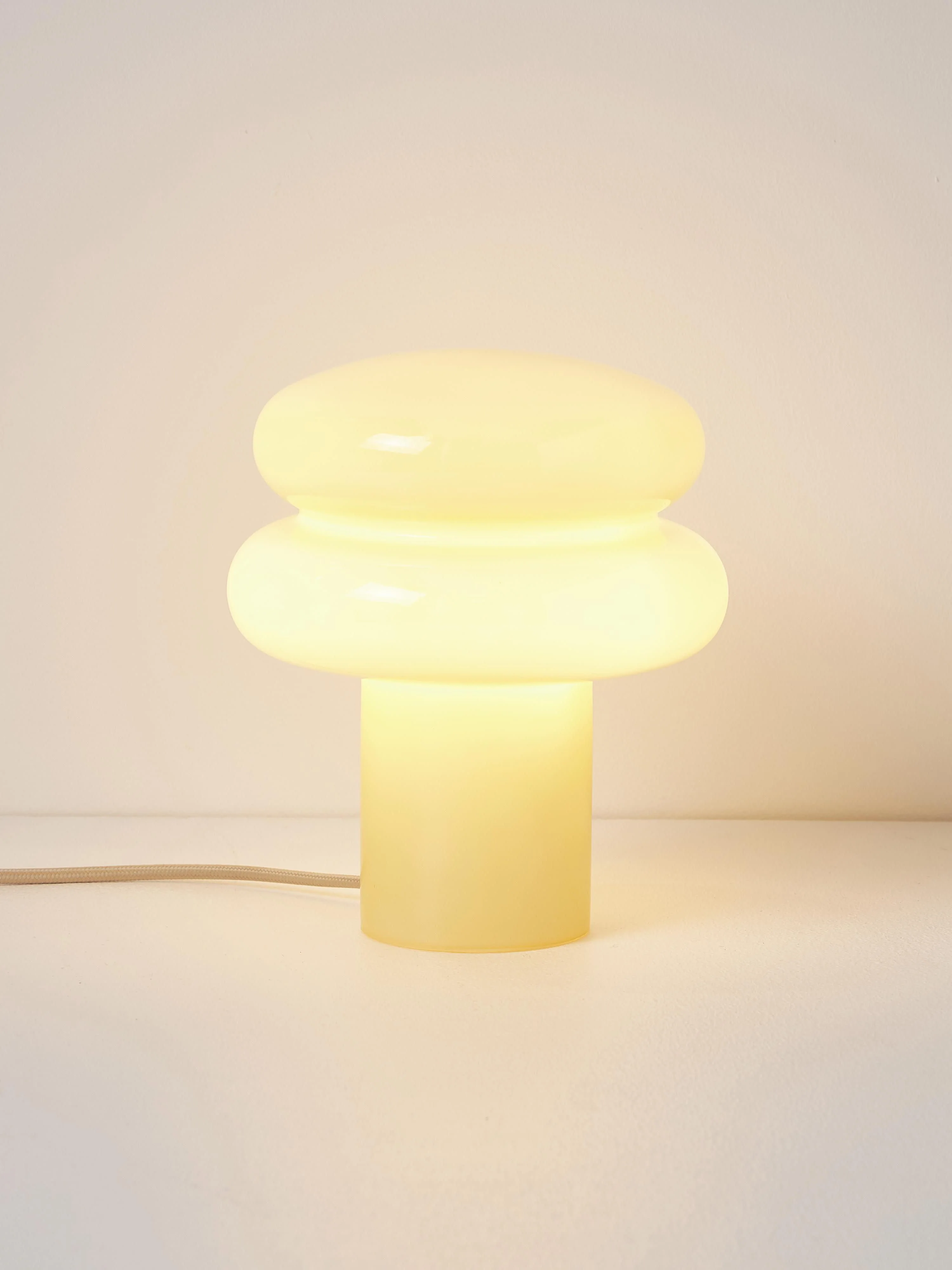 Kleine tafellamp Baya van opaalglas
