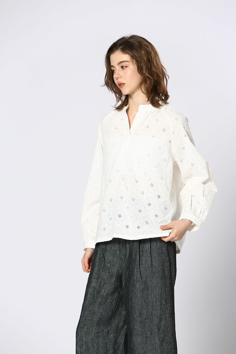 ATÉ BREVE<br>Blusas bordadas