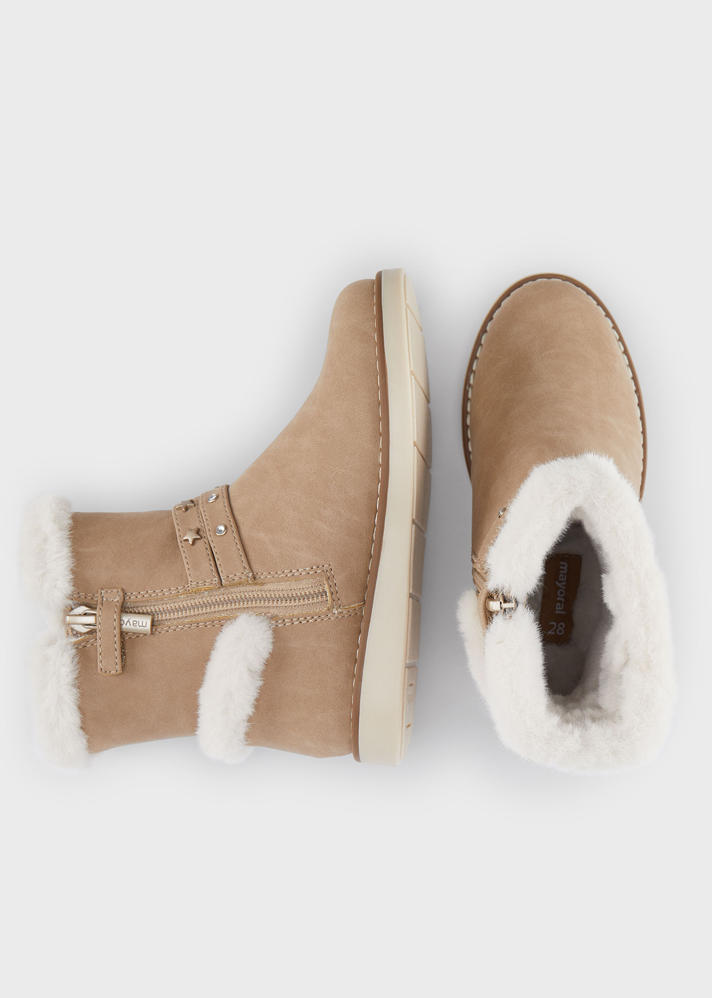 Botas de cano curto com forro e tachas para meninas