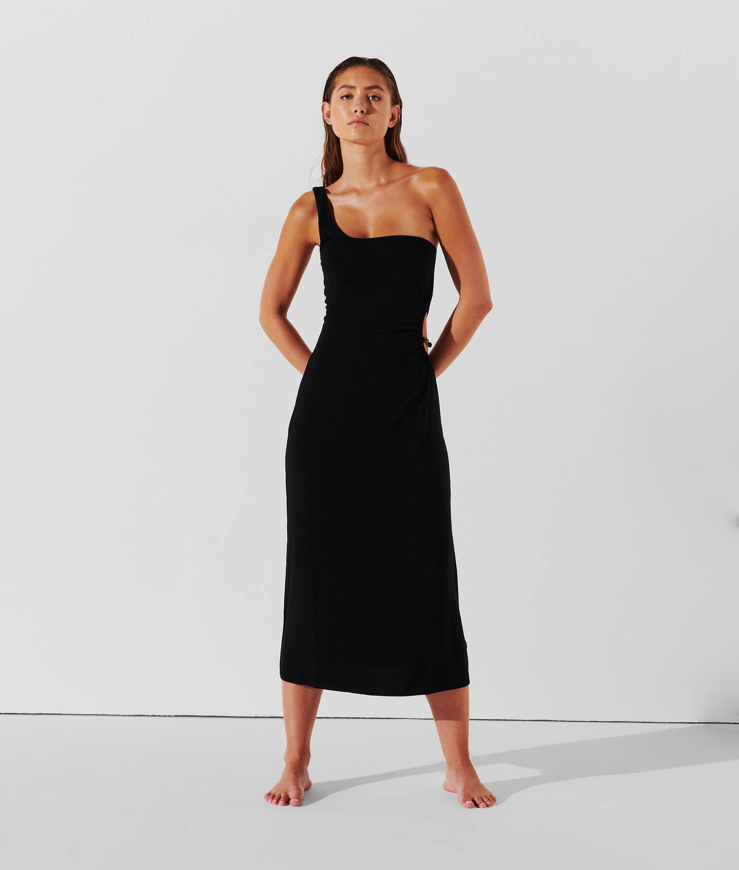 ROBE DE PLAGE ASYMÉTRIQUE À ÉPAULE DÉNUDÉE KARL SIGNATURE