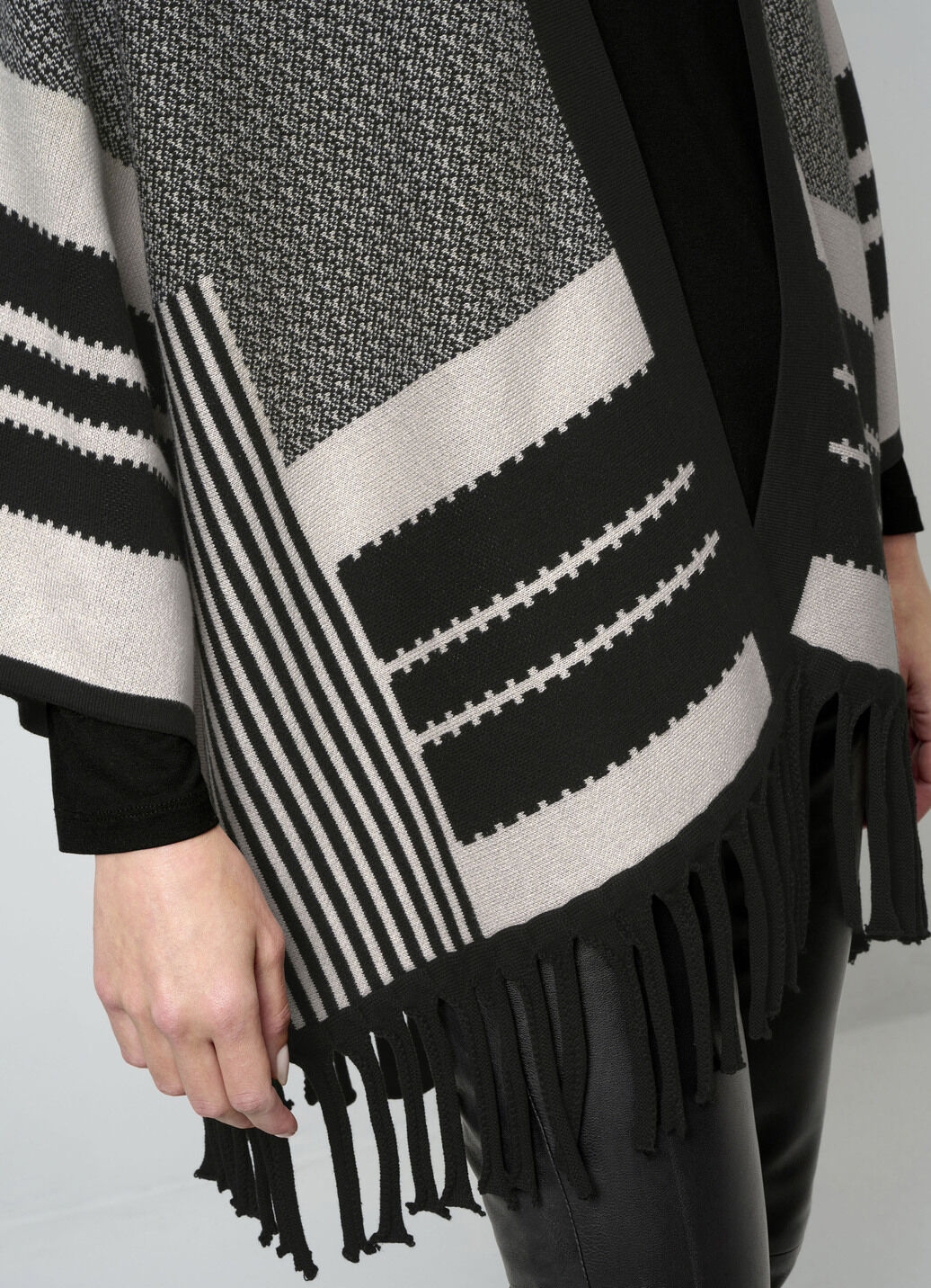 Poncho-Strickjacke in Jacquard-Dessin