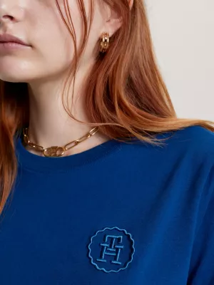 Camiseta moderna com bordado de monograma TH