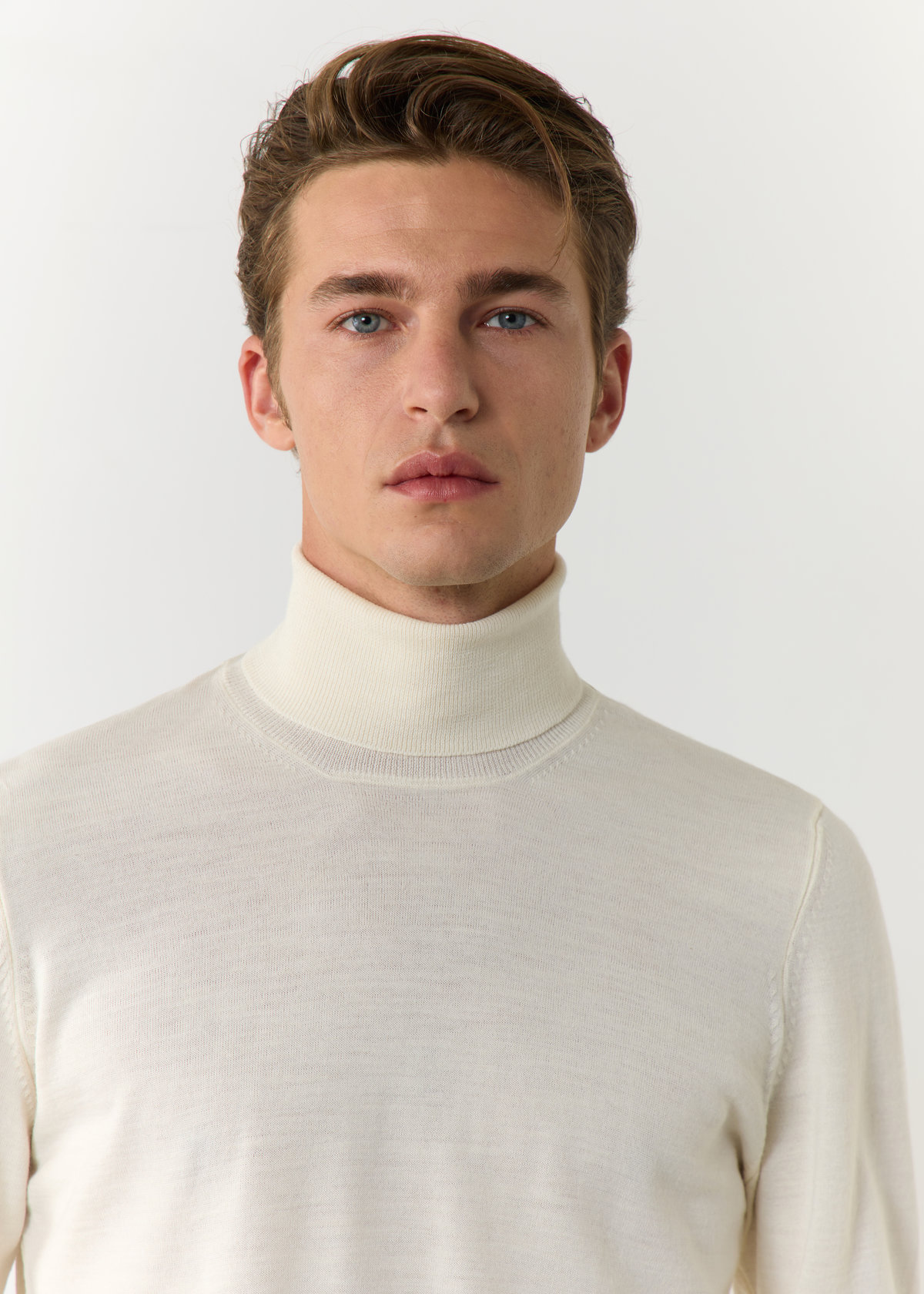 Pull col roulé en laine Mérinos mélangée unie écrue