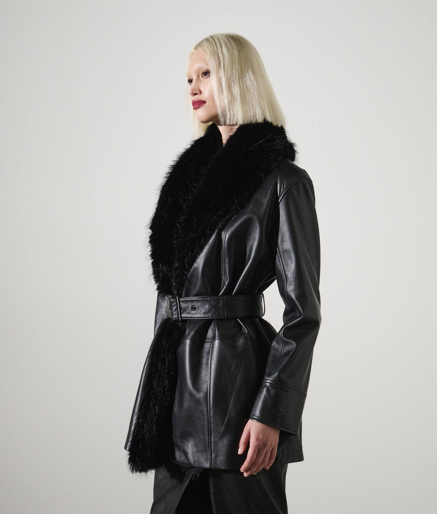 MANTEAU EN CUIR AVEC COL EN FAUSSE FOURRURE