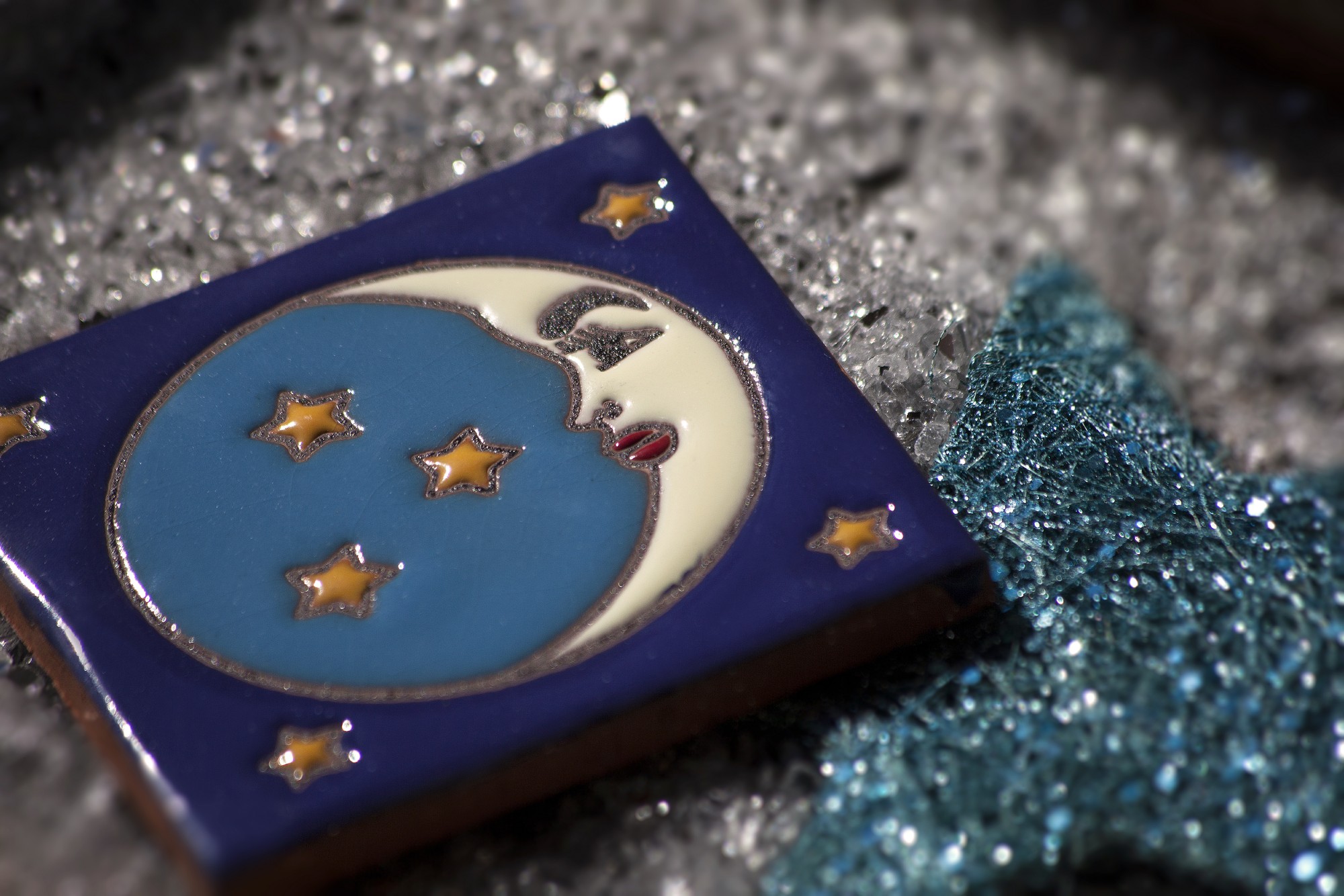 Reliefkachel 'Luna', blau, gelb, T 10 cm, B 10 cm, H 0,5 cm von fischer's lagerhaus