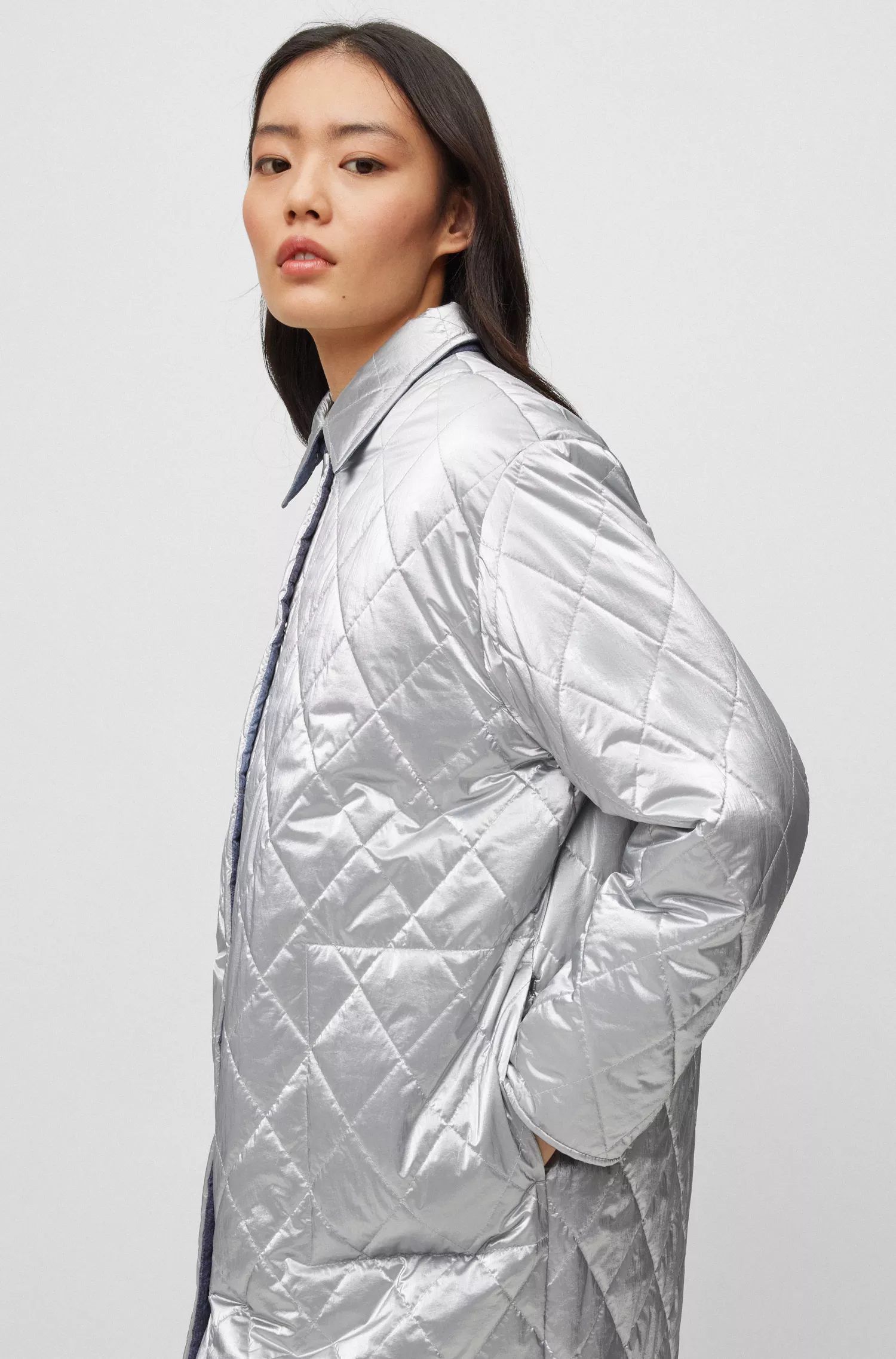 Jaqueta acolchoada reversível BOSS preta com detalhes em jeans e prata.
