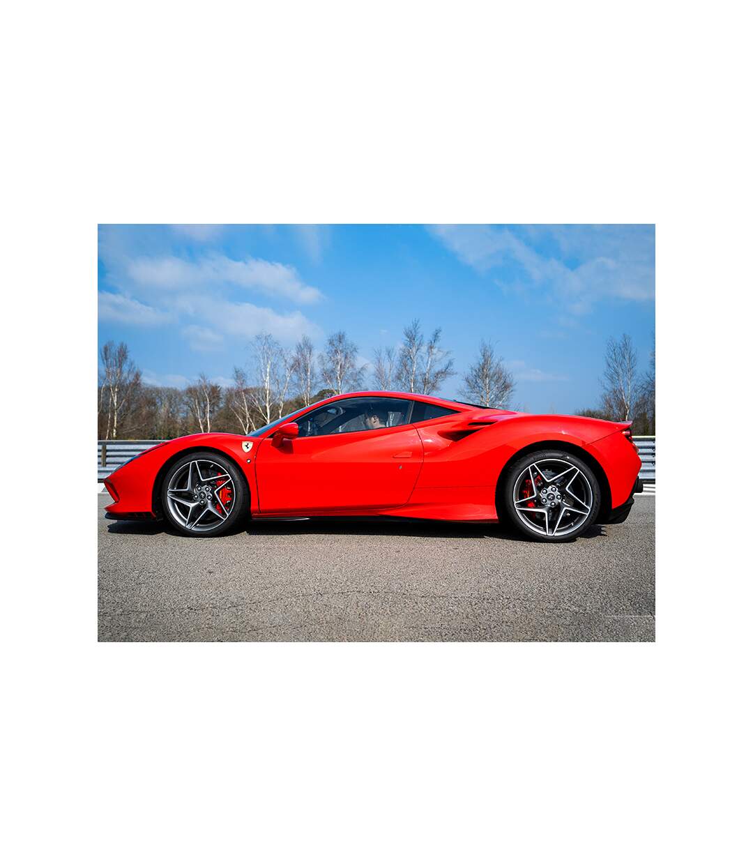 Circuit Château Gaillard : 6 tours au volant d'une Ferrari F8 Tributo - SMARTBOX - Coffret Cadeau Sport & Aventure
