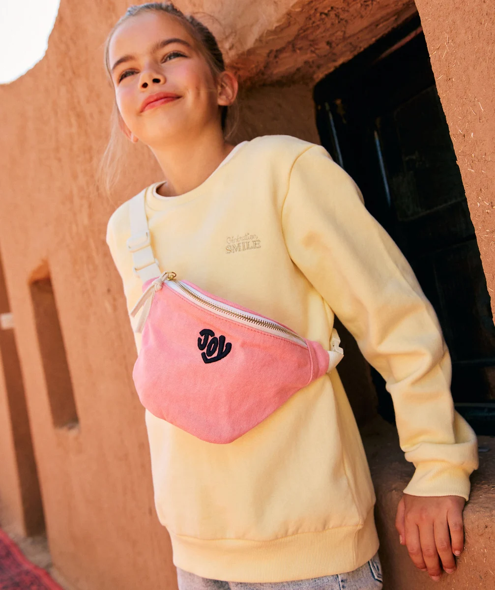 SWEAT FILLE EN FIBRES RECYCLÉES JAUNE AVEC MESSAGE BRODÉ
