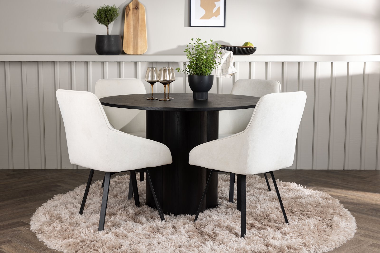 Olivia og Rosie Spisegruppe Olivia rundt spisebord Ø110 cm i sort med 4 stk. Rosie spisetoler i Beige og sorte ben.