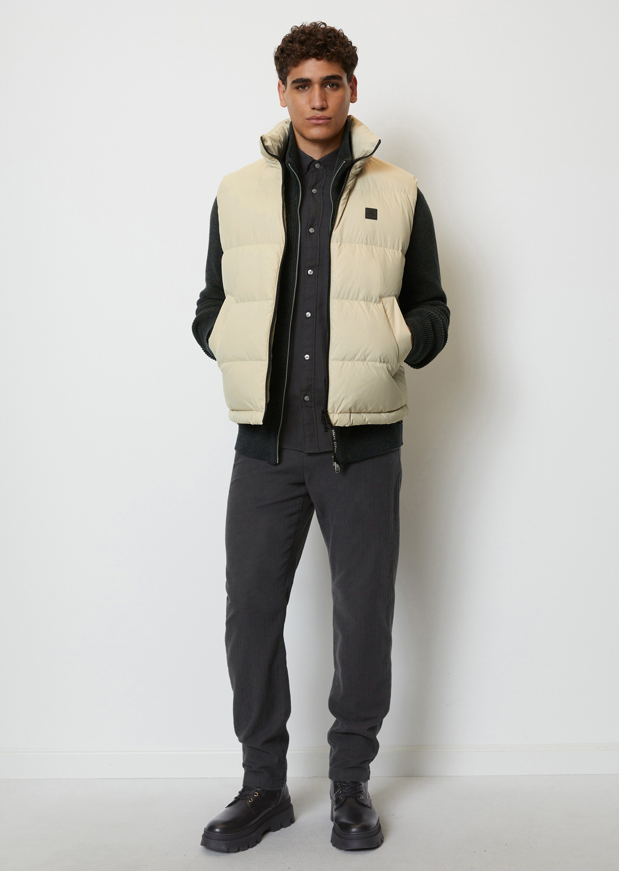 Daunenweste regular mit matter Oberfläche aus recyceltem Polyester