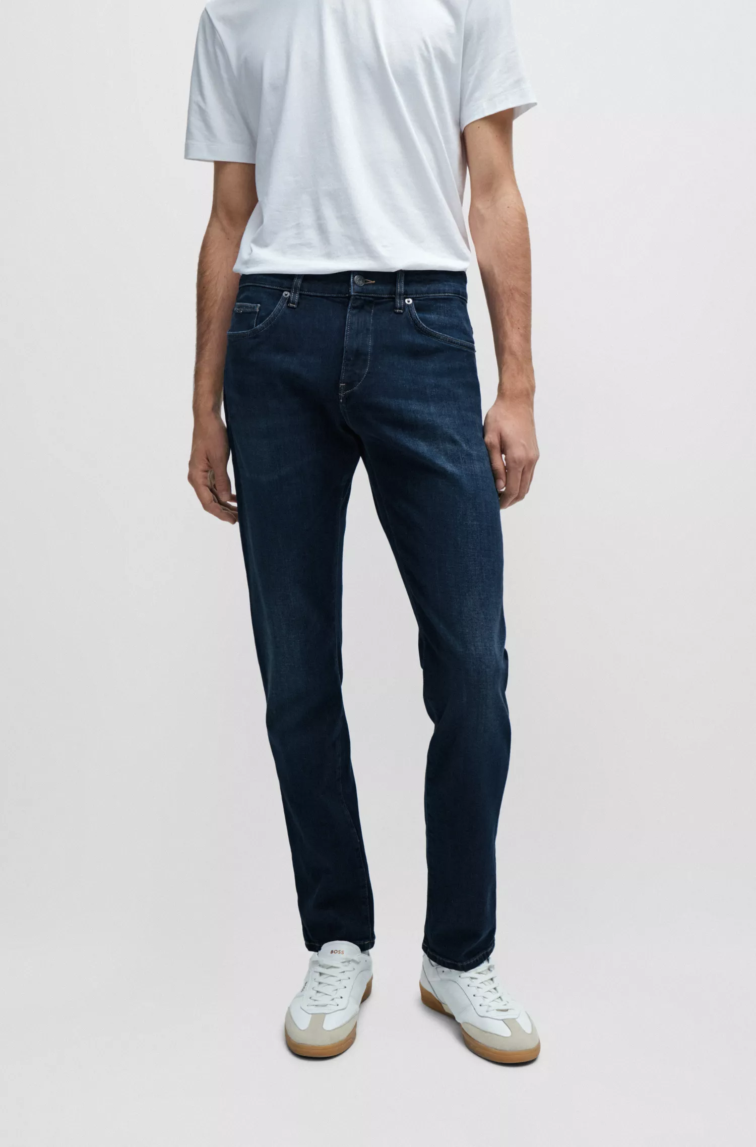 Calça jeans BOSS preta, corte slim, em denim italiano azul com toque de cashmere.
