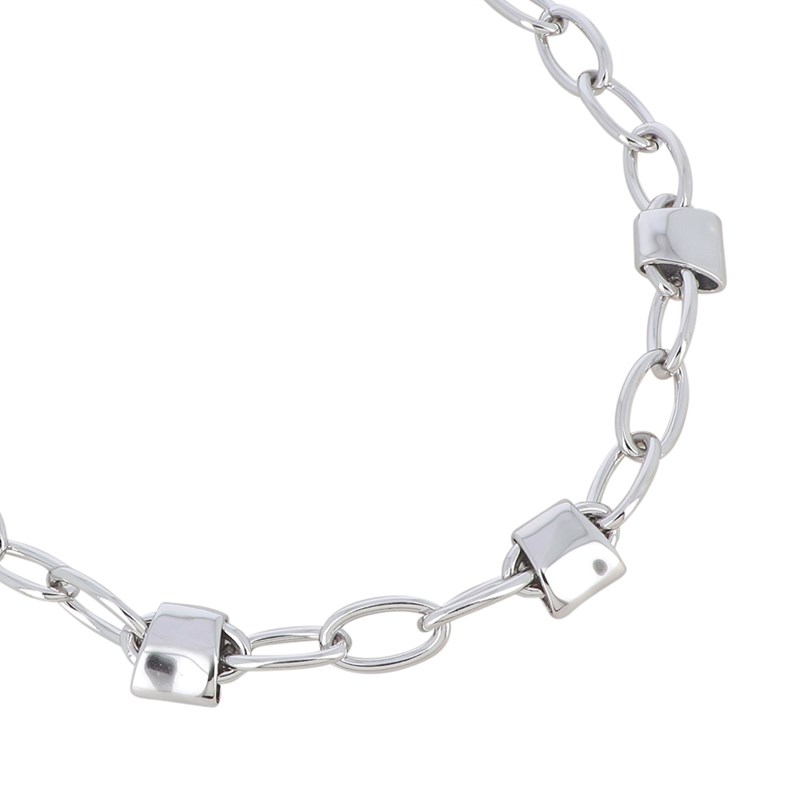 Collier en acier argenté composé de gros anneaux et de trois pendentifs lisses