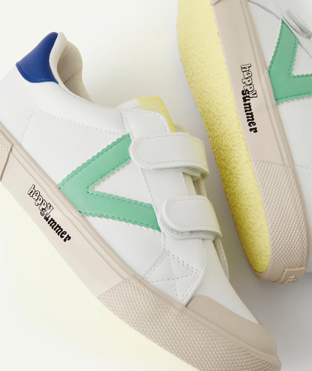 VICTORIABASKETS BLANCHES AVEC LOGO VERT ET DÉTAIL COLORÉ