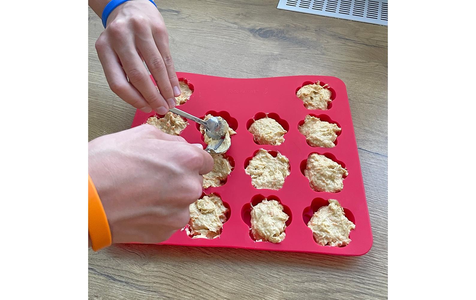 Silikon Backform Pfoten, 30 x 25 cmBackmatte für Leckerlis in Pfoten-Form