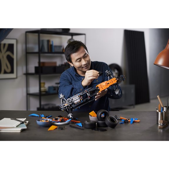 La voiture de course McLaren Formula 1™ LEGO TECHNIC 42141