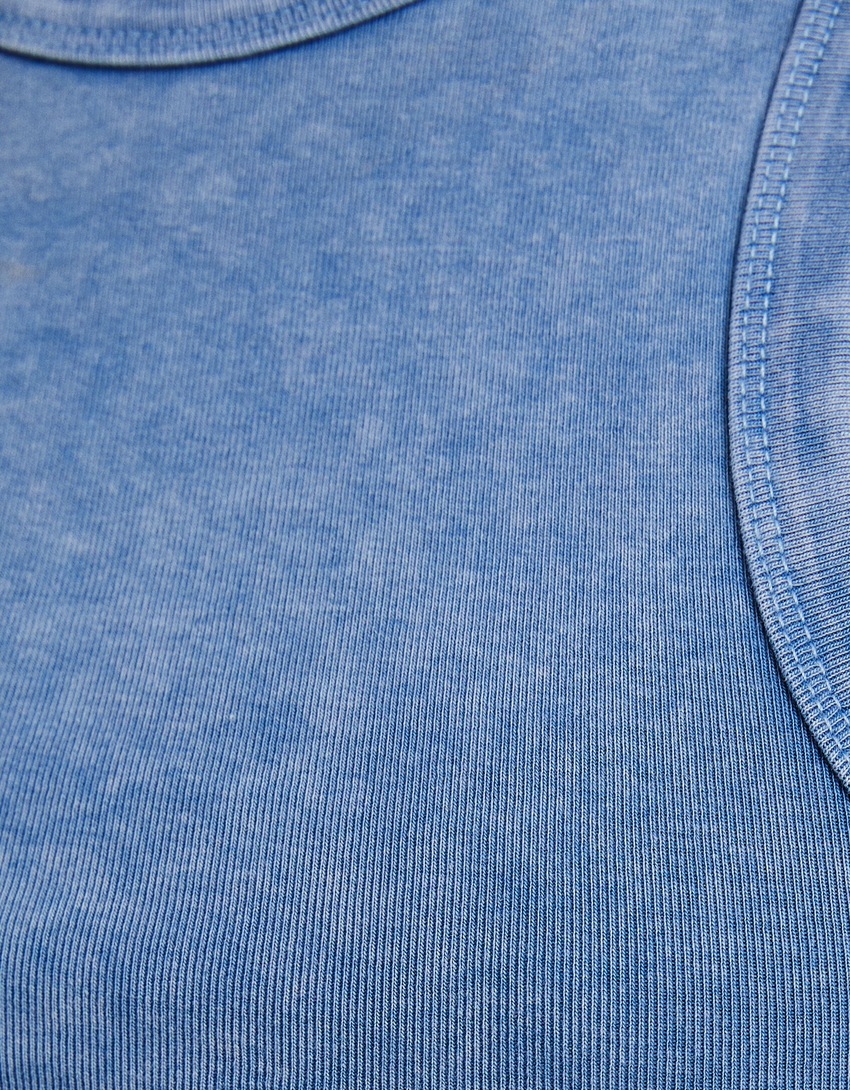 Camiseta sem mangas rasgada com efeito desbotado