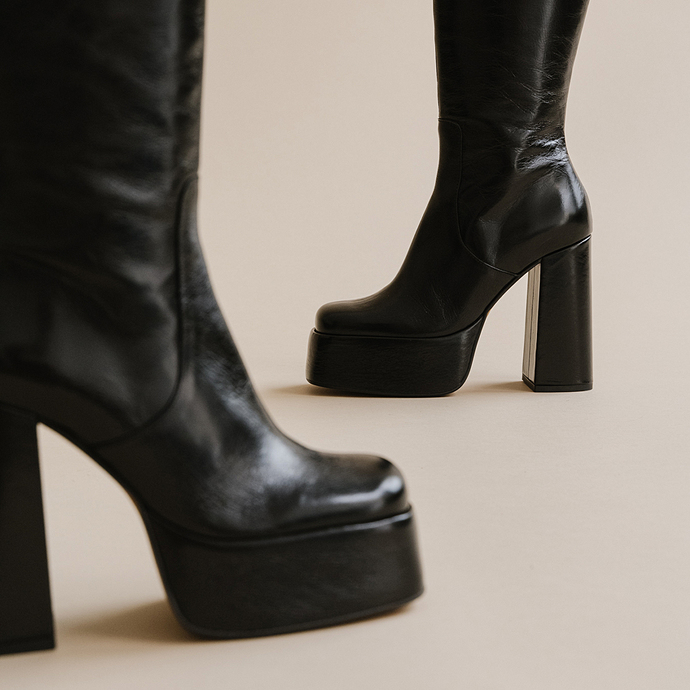 Bottes à plateformes et bouts ronds  en cuir vernis noir