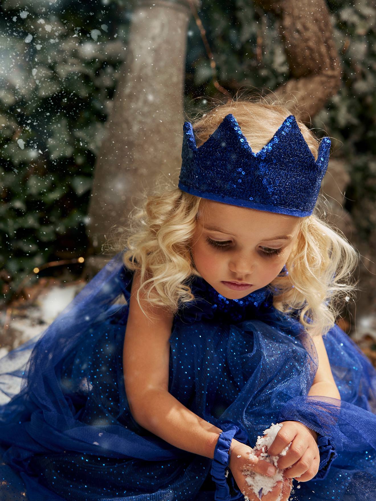 Traje de princesa com véu e coroa verde-esmeralda