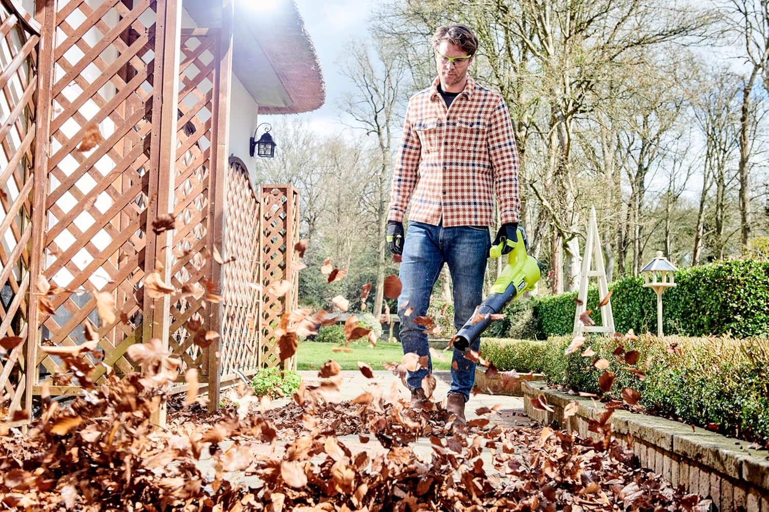 RYOBI 18 V ONE+ Akku-Laubgebläse RY18BLA-140 (Luftgeschwindigkeit 145 km/h, Luftvolumen 7,1 m³/min, inkl. 4,0 Ah Akku und Ladegerät)