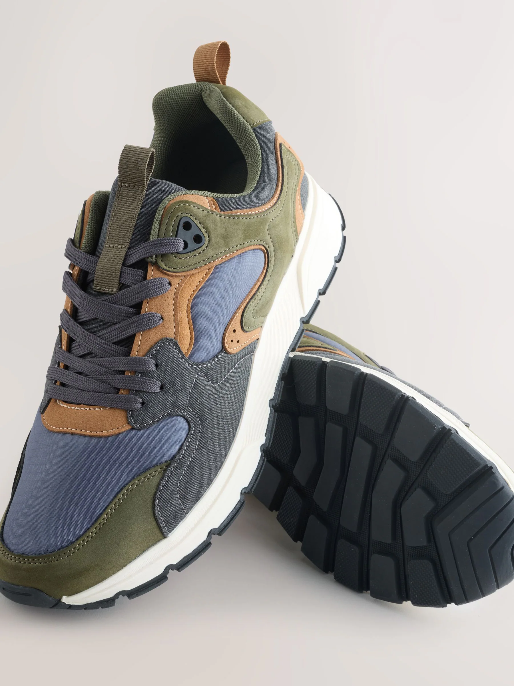 Kakigroen - Sneakers met panelen