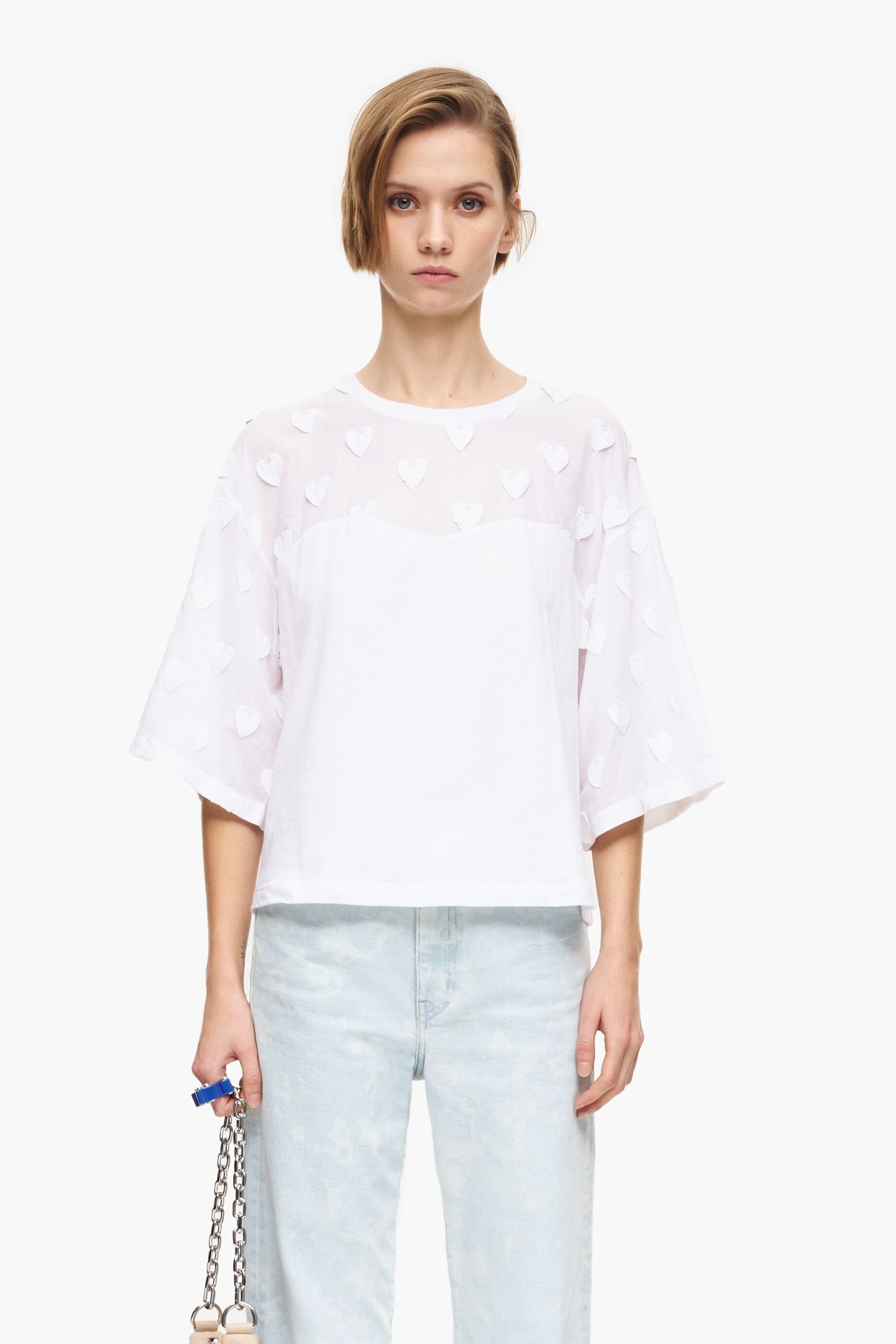 Camiseta branca de algodão com corações.
