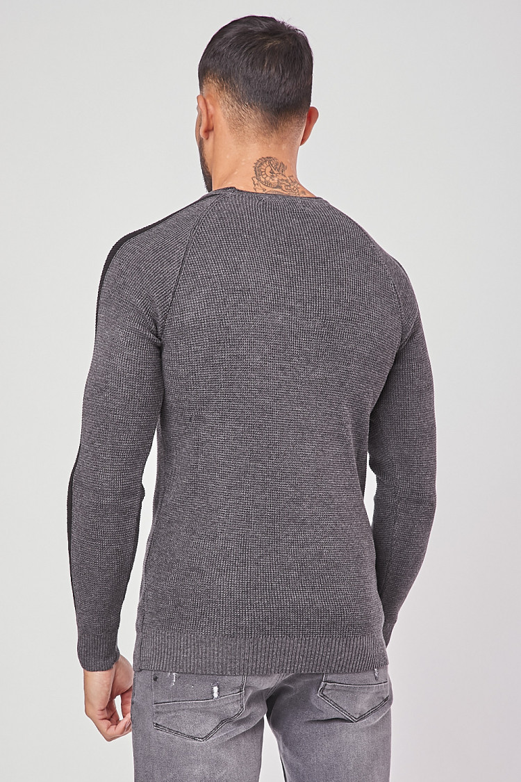 Pull gris foncé à bandes