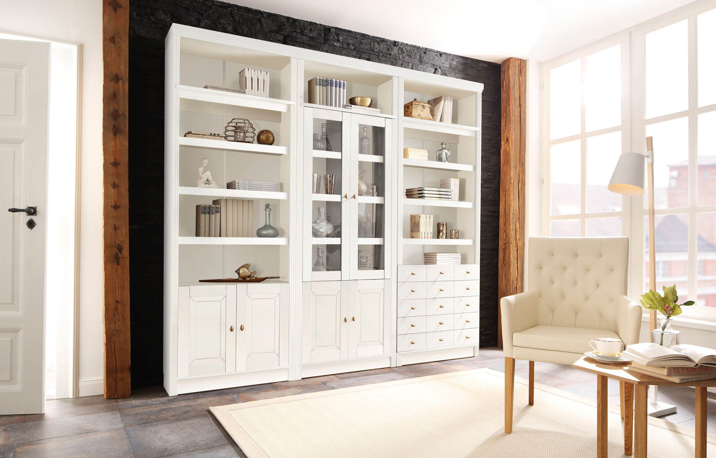 Home affaire Bücherregal »Soeren« aus massiver Kiefer, Höhe 220 cm, mit 2 Holztüren, viel Stauraum