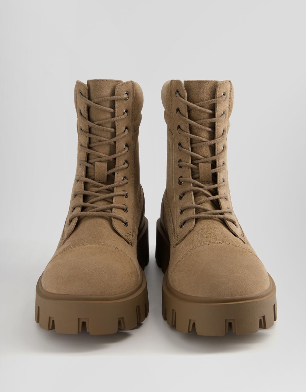 Botas de cano curto com cadarço e sola tratorada em COURO para homem