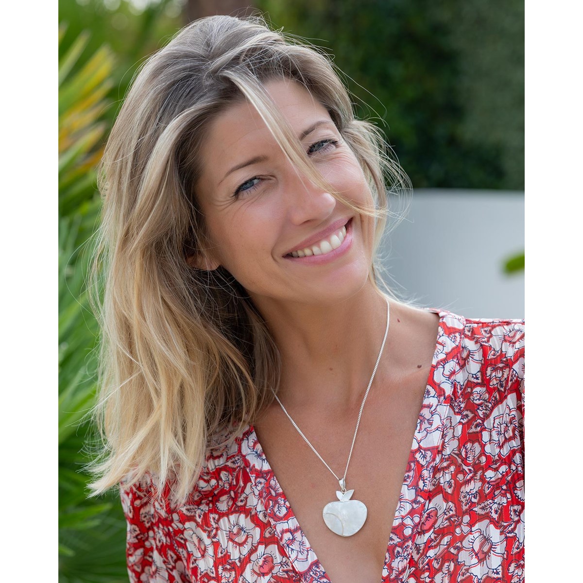 Pendentif Unique en Nacre Blanche - Forme de Pomme d'Argent | Aden Boutique