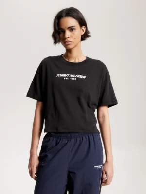 Camiseta esportiva cropped com logo, modelo casual e esportivo